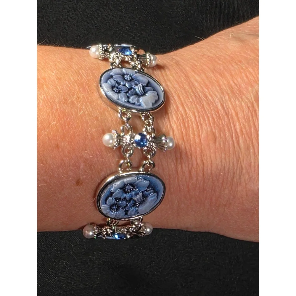 Blue Floral Cameo Bolo Bracelet Silvertone Adjustable Pearl‎ Crystal Accents